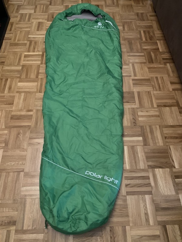 Sac de couchage vert compact