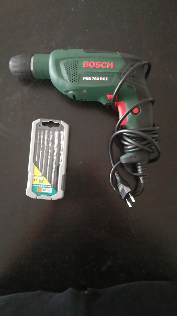 Perceuse avec mèche. PAS POUR BETOMB