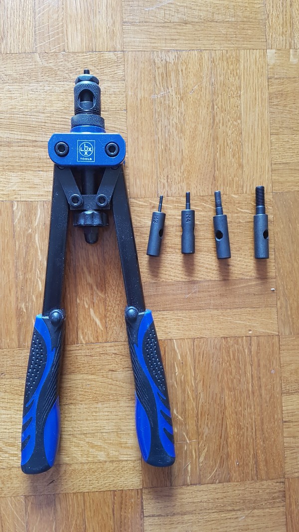 Pince à écrou à riveter